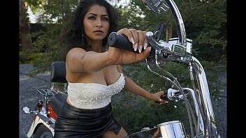 Sexy Bhabi gets naked on Bike - Maya on freefilmz.com