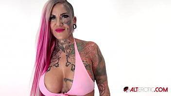 Evilyn Ink gets lubed up and rides the tremor on freefilmz.com