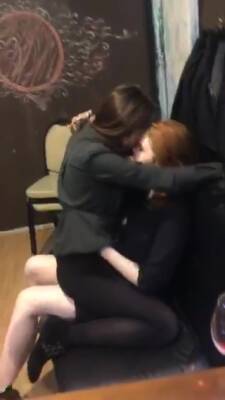 Hot Drunk Group Of Girls Kissing on freefilmz.com
