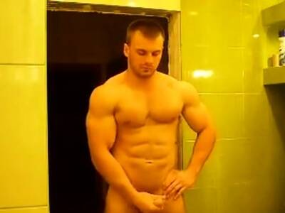 RUSSIAN BODYBUILDER STRIP AND CUM - Russia on freefilmz.com