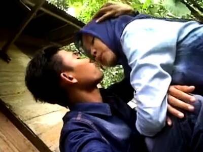 Indonesian- cewek jilbab tudung ciuman dan pamer susu - Japan on freefilmz.com