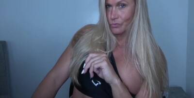 Fit Milf Playing With Pussy Webcam on freefilmz.com