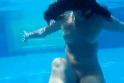 Curvy pawg strips and shakes her big booty underwater on freefilmz.com