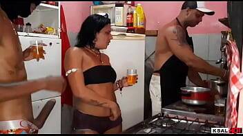 Em quanto Mike Hot estar na Cozinha fazendo comida, a puta da Danny Hot estar sendo fodida firme pelo dotado e faz ela gozar muito - Brazil on freefilmz.com