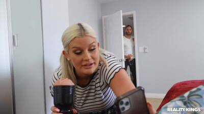 Thick ass blonde mom in pure intimacy in her room on freefilmz.com