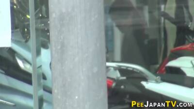 Japanese slut urinating in the rain - Japan on freefilmz.com