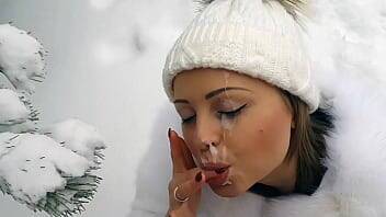 An amateur snowwhite girl who really enjoy to make a blowjob and to get a massive load of warm sperm on her face on freefilmz.com