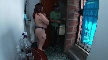 Repartidor afortunado se folla a una puta madura de culo grande cuando llega a su casa a vender comidas rapidas on freefilmz.com