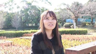 Interview while sitting on a bench - Japan on freefilmz.com