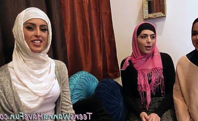 Real teens in hijabs on freefilmz.com