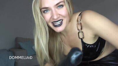 Hot Blonde Glamour Babe Solo Plays To Pleasure Her Hot Body on freefilmz.com