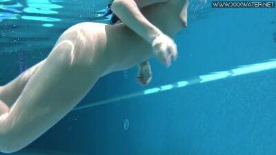 Jessica Lincoln In Cute Average Body Babe Jessica Swimming - Lincoln on freefilmz.com