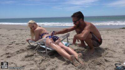 Sexy nude blonde gets intimate by the beach in quite the action on freefilmz.com