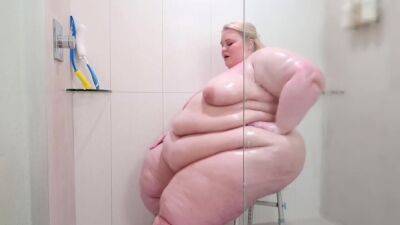 Ssbbw Showering Her Folds And Curves on freefilmz.com