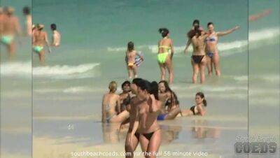 Beautiful hot chicks showing skin on teh beach on freefilmz.com