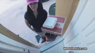 Pizza delivery chick makes some extra for cash on freefilmz.com