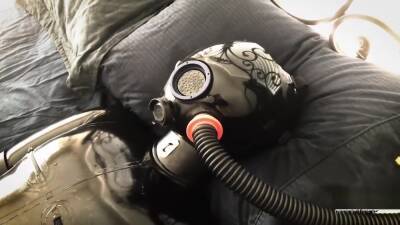 Latex Gasmask Breathplay on freefilmz.com