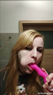 Saliva And Mouth Play - Kinky Amy on freefilmz.com