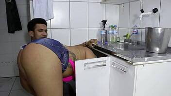 O encanador caralhudo enfiou o cano no cuzinho da safada do rabetão. Victoria Dias e Mr Rola on freefilmz.com