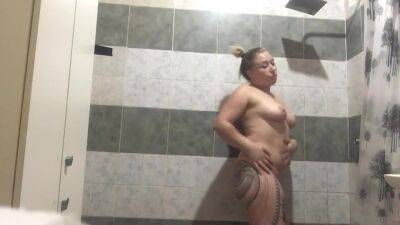 Rubia Culona Tatuada Se Ducha Luego Del Colegio on freefilmz.com