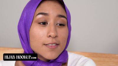 Horny Perv Peeps On Beauty Babe In Hijab Vanessa Vox on freefilmz.com