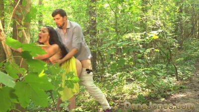 Blowjob and outdoor sex in a summer dress and kit on freefilmz.com