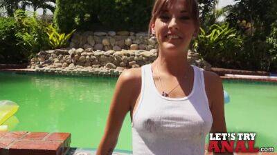 Hottie in Wet T-Shirt on freefilmz.com