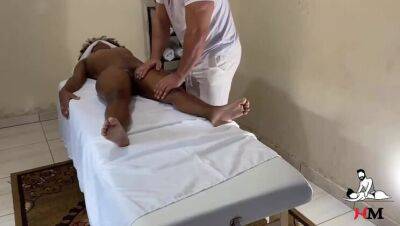 Masseur films hidden hot black woman during massage on freefilmz.com