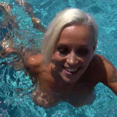 Notgeile Blonde Freundin besorgt es mir Outdoor am Pool - Germany on freefilmz.com