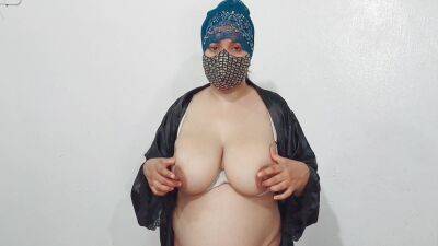 Indian Muslim Girl Showing Big Tits In Hijab - India on freefilmz.com