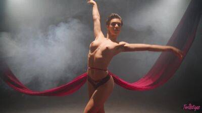 Thin ballerina reveals authentic erotic solo dance on cam on freefilmz.com