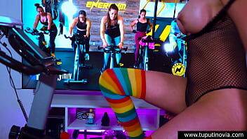 ESCANDALO video de chica influencer haciendo ejercicio se hace viral por masturbarce en la bicicleta de spining su instagram es @luciaputinovia on freefilmz.com