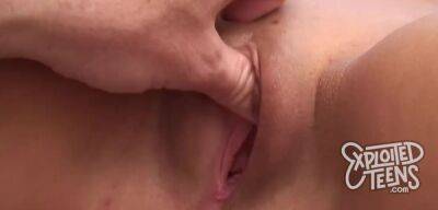 Shaved Cunt Close-up XXX With Brunette Amateur Teen And Shaved Pussy on freefilmz.com
