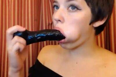 Short Haired Dildo Show on freefilmz.com