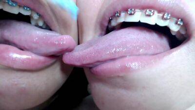 Deep tounge kissing between two brace lesbian on freefilmz.com