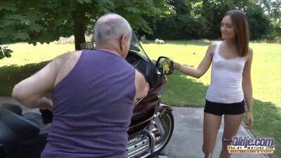 Insatiable granddad is penetrating a new teenage mega-slut in the middle of the day, in the street on freefilmz.com