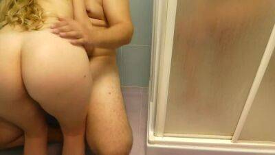 I FUCK WITH MY d.´S FAT BOYFRIEND WHILE SHE SHOWERS on freefilmz.com