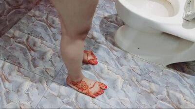 Desi Beautifull Mom Shaving Pussy And Armpits On Eid And Pissing In Bathroom - Pakistan on freefilmz.com
