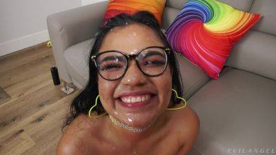 Teen ends marvelous FFM with her mom by taking her first facial on freefilmz.com