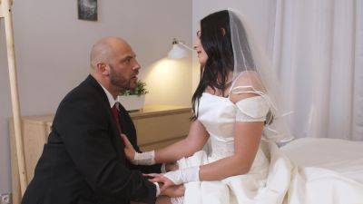 Brunette bride gets intimate with the father-in-law right on her wedding day on freefilmz.com