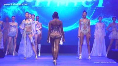 Chinese model in sexy lingerie show.20 - China on freefilmz.com