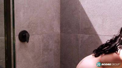 Busty Wet Beauty Kim Velez on freefilmz.com
