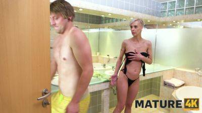 Young stud bangs mature slut Belinda Bee after seeing her naked in the bathroom on freefilmz.com
