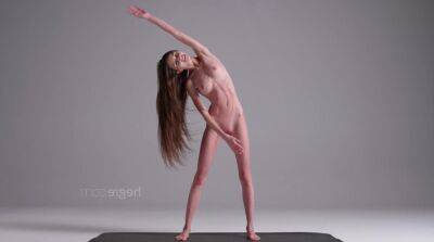 Skinny fitness girl Leona naked solo on freefilmz.com