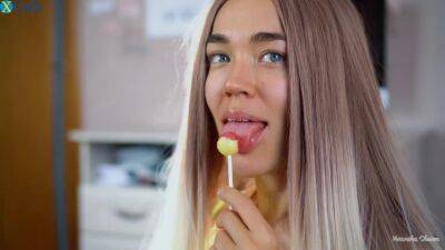 Teen babe can't decide what she likes more - a cumshot or a lollipop on freefilmz.com