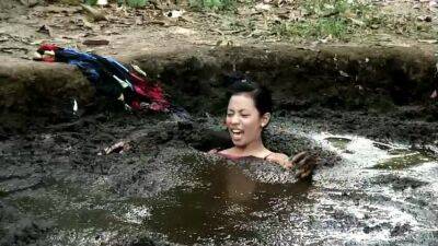 Chelle, Exploring a Bog - Philippines on freefilmz.com