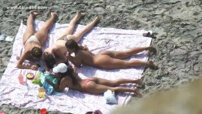 Peeping Naturist Beach.40 on freefilmz.com