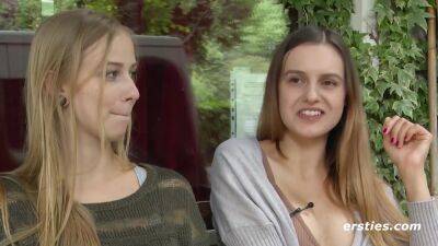 Heiße Österreicherin und heißes bayrisches Madl vergnügen sich vor Kamera - young busty lesbian babes makeout - Germany on freefilmz.com