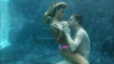 Full-breasted Girl Screwed Underwater on freefilmz.com