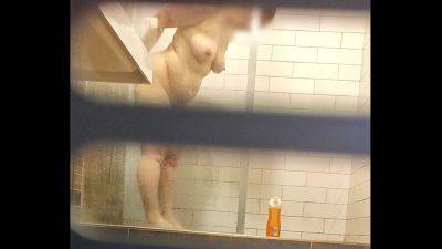 Chubby pussy farting MILF in a hostel shower on freefilmz.com